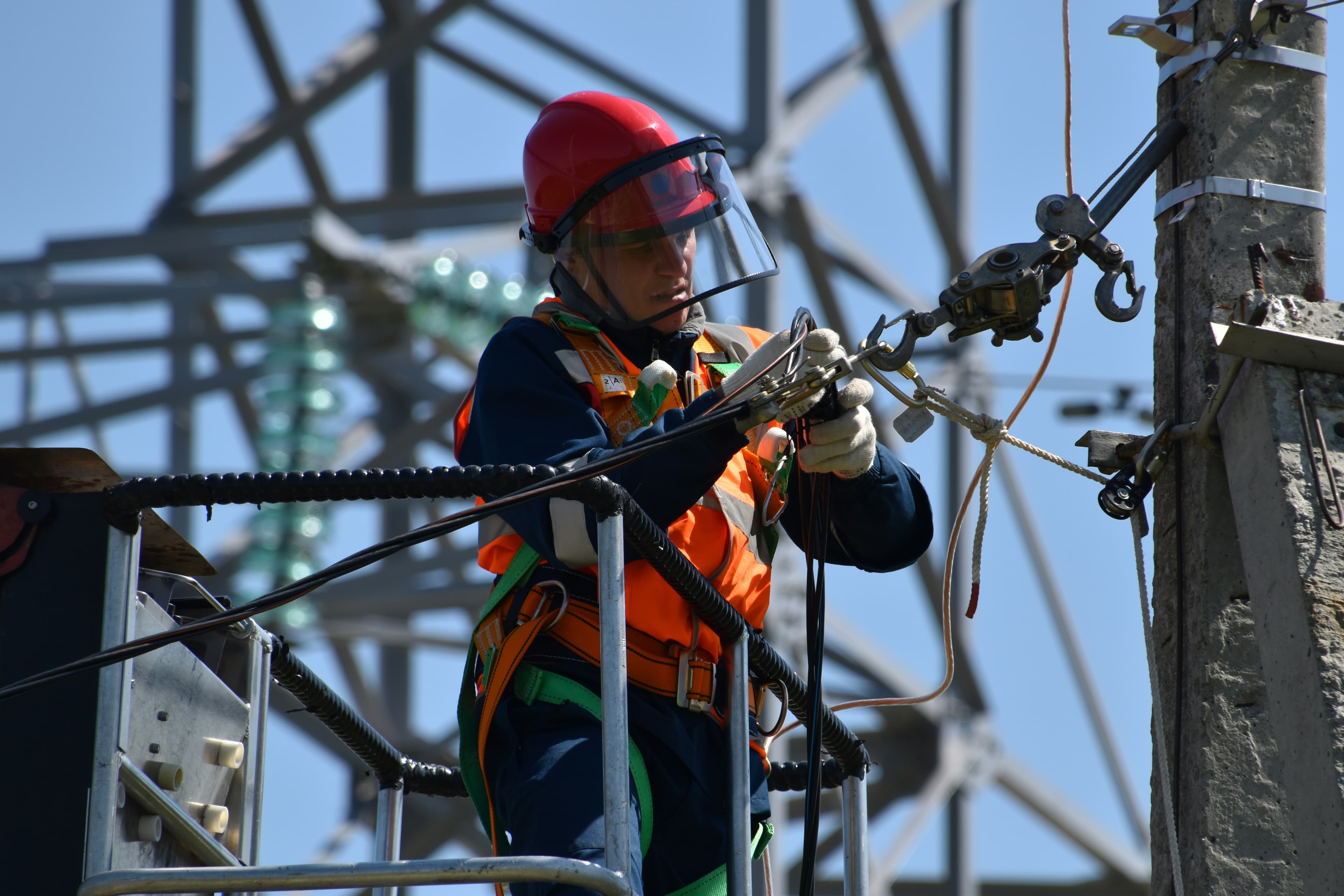 Professioneller Elektriker bei der Arbeit mit moderner Ausrüstung