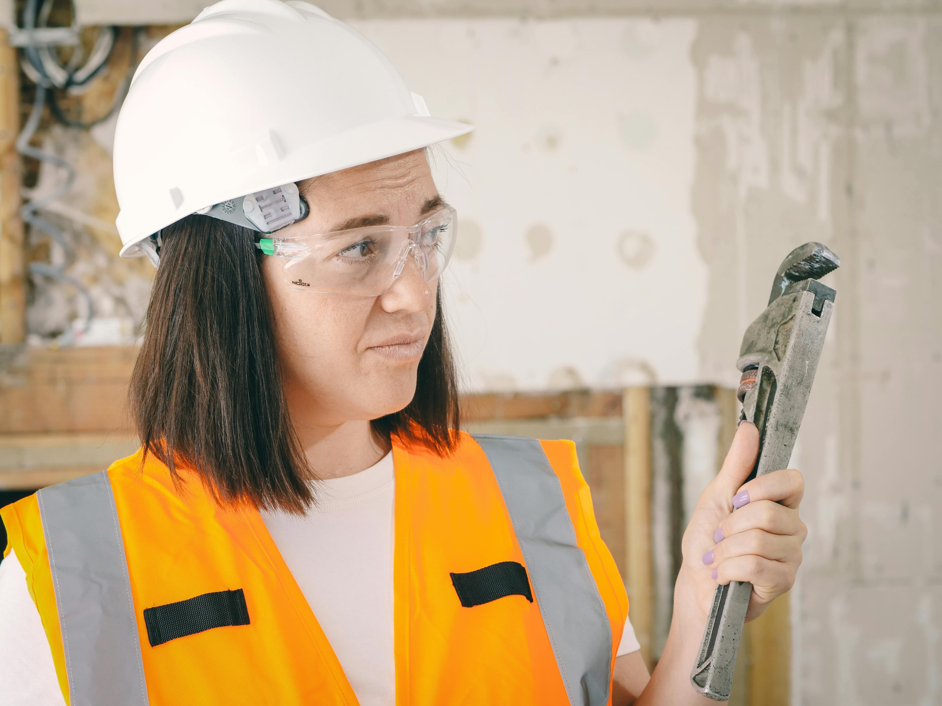 Professioneller Fotograf bei Shooting mit hochwertiger Kamera-Ausrüstung